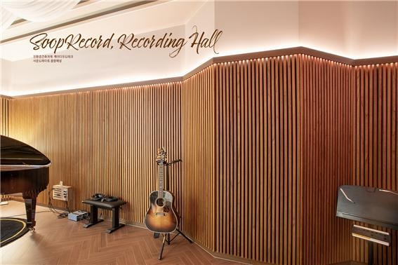 2024.7 [시공갤러리] [사운드메이트 음향패널 ] 숲레코드 레코딩홀에 음향패널 오동나무 체스트넛으로 인테리어 마감 5.jpg
