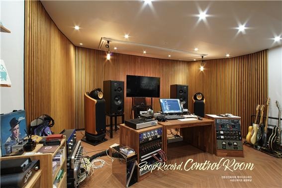 2024.7 [시공갤러리] [사운드메이트 음향패널 ] 숲레코드 콘트롤룸 오동나무 체스트넛으로 인테리어 4.jpg