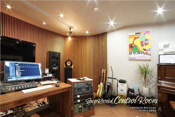 2024.7 [시공갤러리] [사운드메이트 음향패널 ] 숲레코드 콘트롤룸 오동나무 체스트넛으로 인테리어 2.jpg