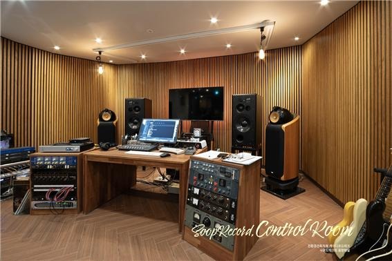 2024.7 [시공갤러리] [사운드메이트 음향패널 ] 숲레코드 콘트롤룸 오동나무 체스트넛으로 인테리어 3.jpg