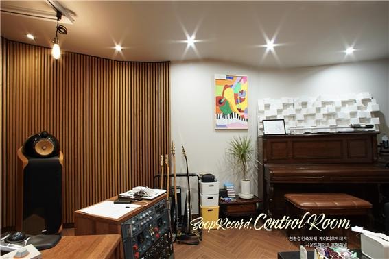 2024.7 [시공갤러리] [사운드메이트 음향패널 ] 숲레코드 콘트롤룸 오동나무 체스트넛으로 인테리어 1.jpg