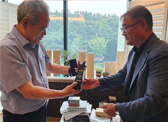 2019.10 [공지] 한국목재신문 주관 '브랜드 혁신 경영 대상’ 수상 케이디우드테크 내장재 개발 7.jpg