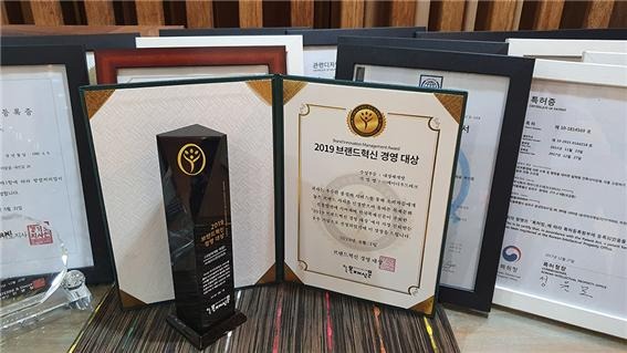 2019.10 [공지] 한국목재신문 주관 '브랜드 혁신 경영 대상’ 수상 케이디우드테크 내장재 개발 5.jpg