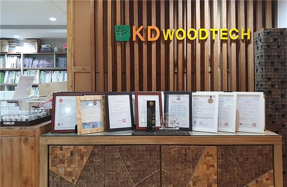 2019.10 [공지] 한국목재신문 주관 '브랜드 혁신 경영 대상’ 수상 케이디우드테크 내장재 개발 4.jpg