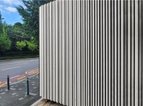 2020.8 [시공갤러리] KD 어쿠스틱 찬넬리브(방음벽)시스템 ; 케이디우드테크 , 케이디아트월 전시장 외벽에 설치완료 3.jpg